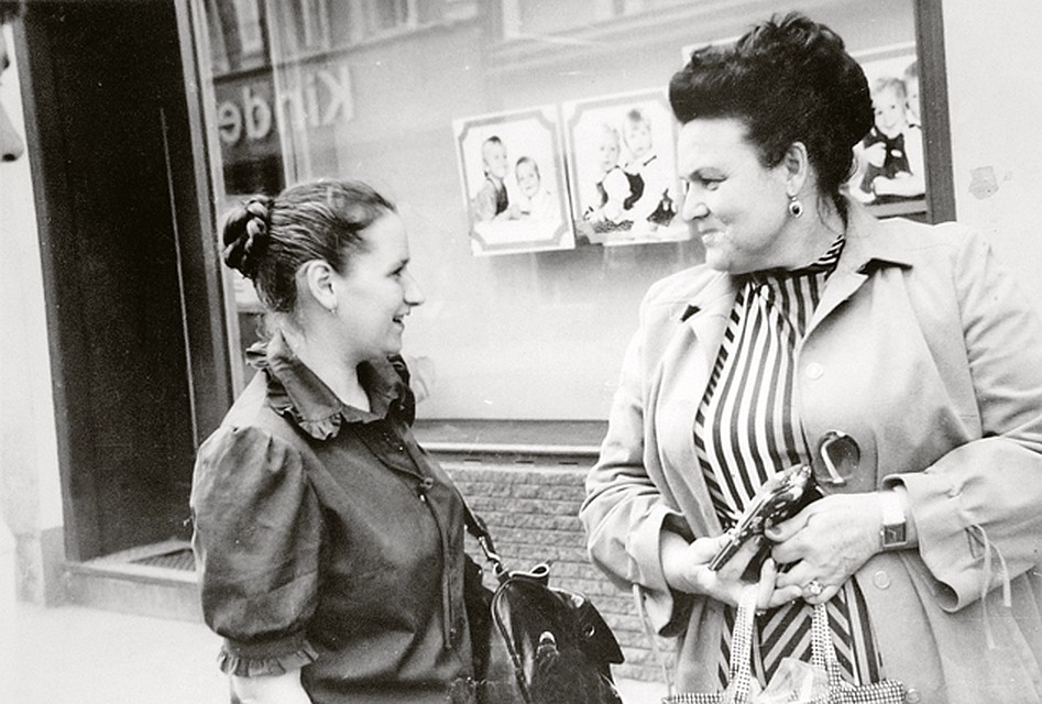 Знаменитая певица и ее помощница Эля Митрофанова в Германии, 1982 год.