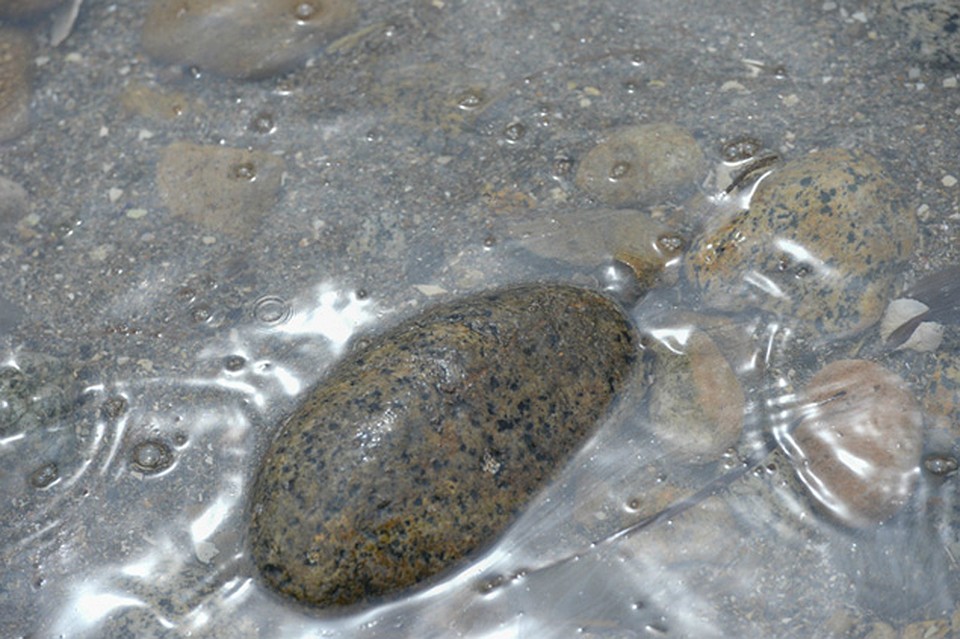 Вода в бухте напоминает масло