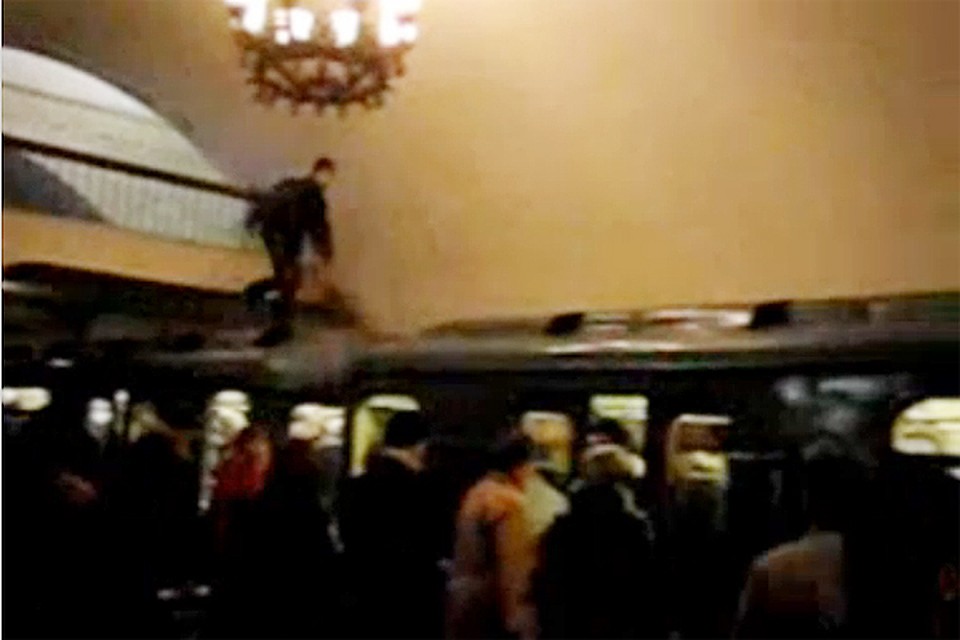 Трюки из московского метро парни выкладывали на свои страницы.