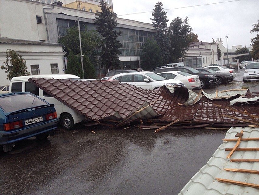 Ростовский аэропорт не отменил ни одного рейса. Крыша со здания вип-зала пыталась улететь вместе с самолетами.