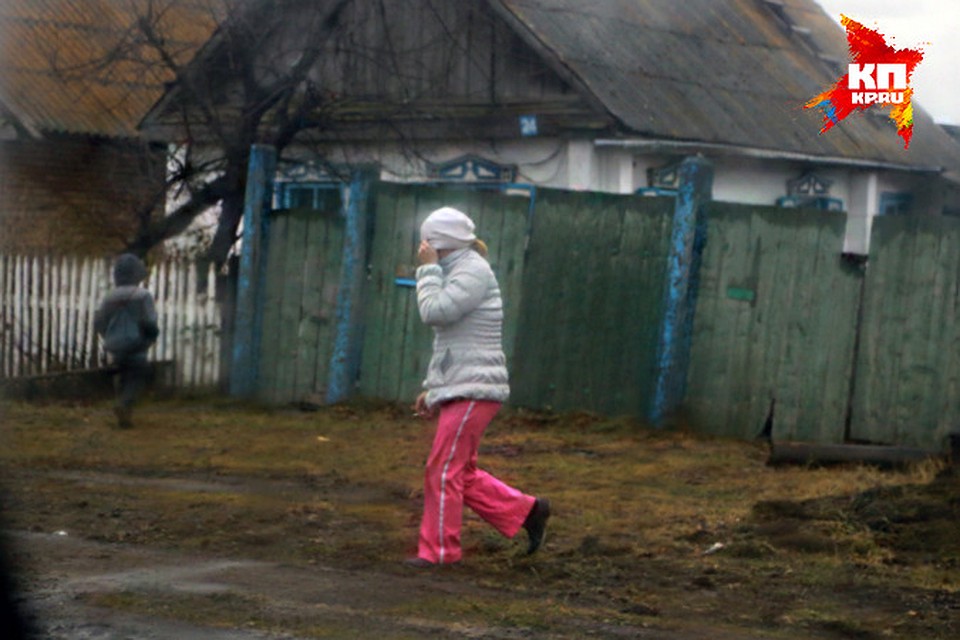 Девочка рукой придерживает куртку в районе живота, а другой… держит сигаретку Фото: Мария ЛЕНЦ