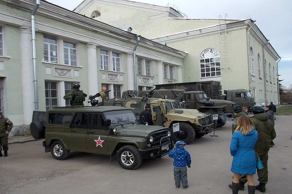 На выставке представлено четыре боевых машины Фото: Павел СЕРГЕЕВ