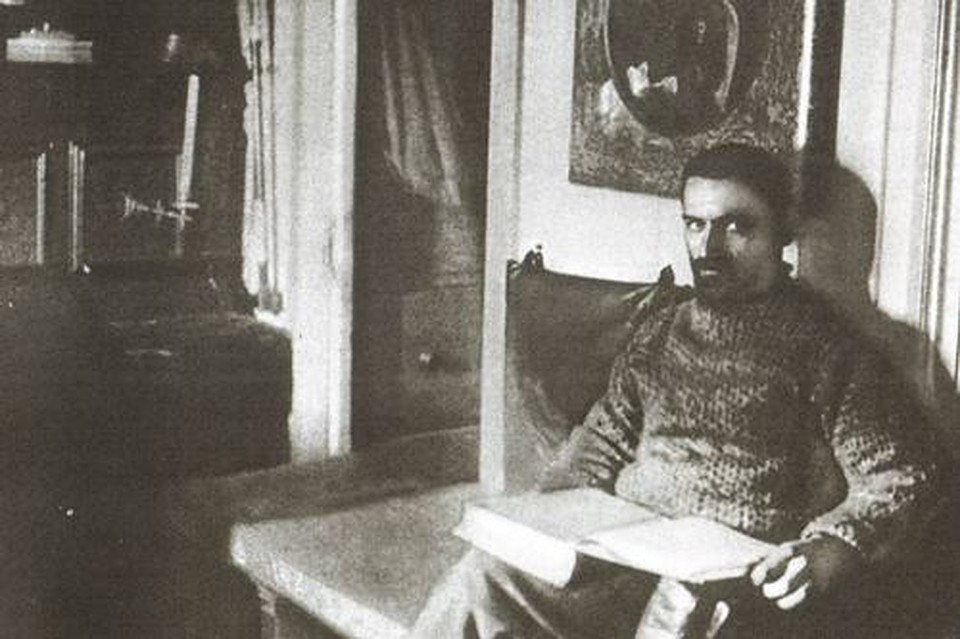 Сам на себя не похож, но, тем не менее, это Колчак в кают-компании «Зари»