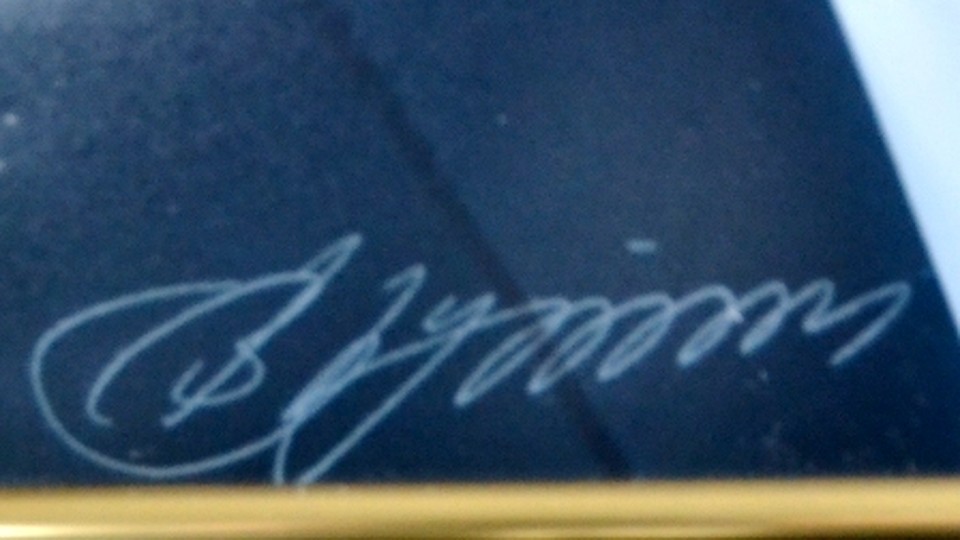 Владимир Путин лично расписался на подарке.