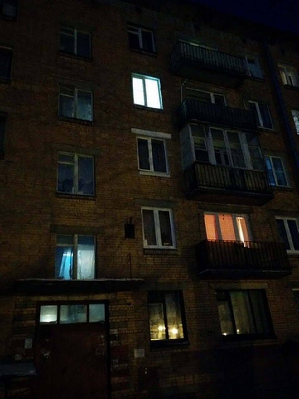 Свет в окнах квартиры, где жила блокадница, светится. Но ее там нет