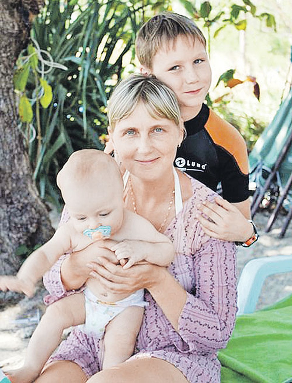 Елена вместе со средним сыном Даниилом и одним из младших двойняшек, Ваней. Фото: vk.com