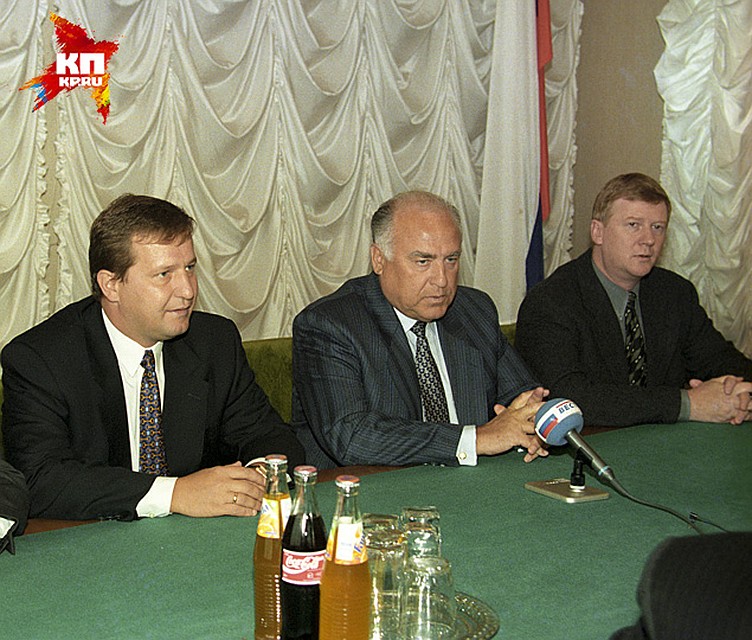 Чубайс (спарава) Алика (слева) еще в Ленинграде заметил, отзывом на кандидатскую диссертацию благословил, позже в Москве пригрел Фото: РИА Новости