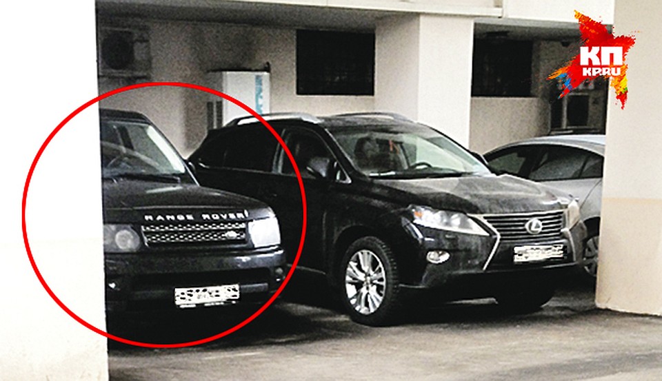 Во дворе припаркован черный Range Rover, принадлежавший Немцову. Сам политик за рулем не ездил, пользовался услугами шофера. Фото: Евгения ГУСЕВА