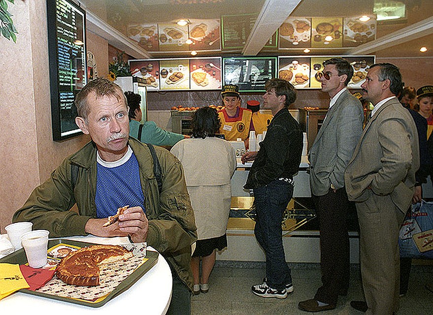 1996 год. Посетитель "Русского бистро" оценивает местную еду. Фото: РИА Новости