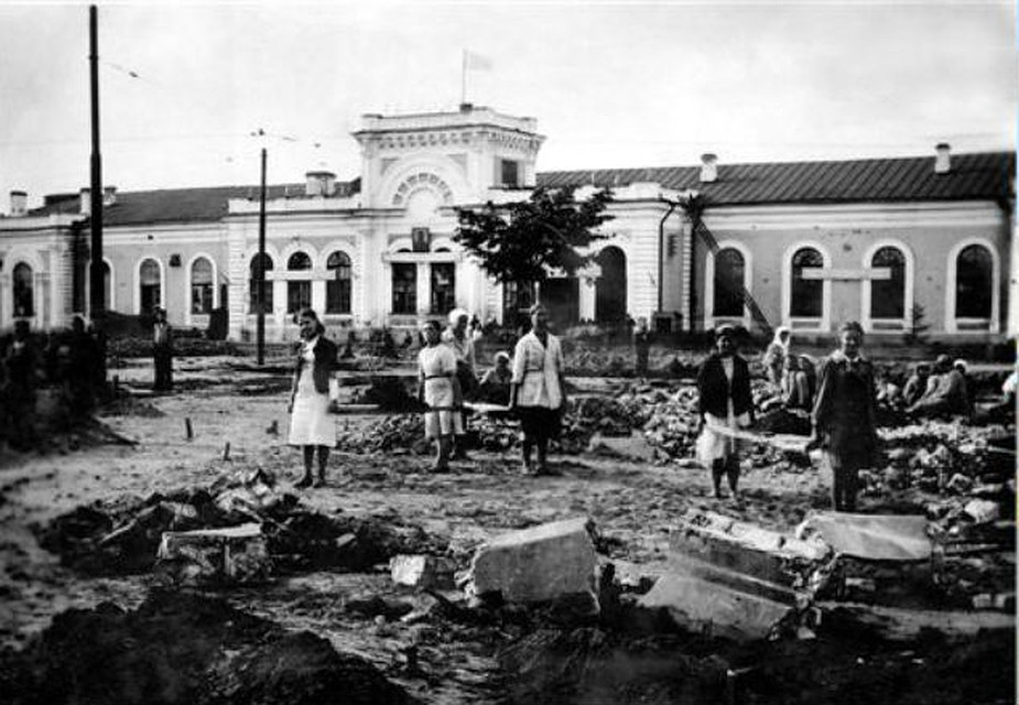 Строительство привокзальной площади. 1945 год. Здесь мальчишкой Семен Бройде чистил ботинки военным. Фото: с сайта fotoyar.ru