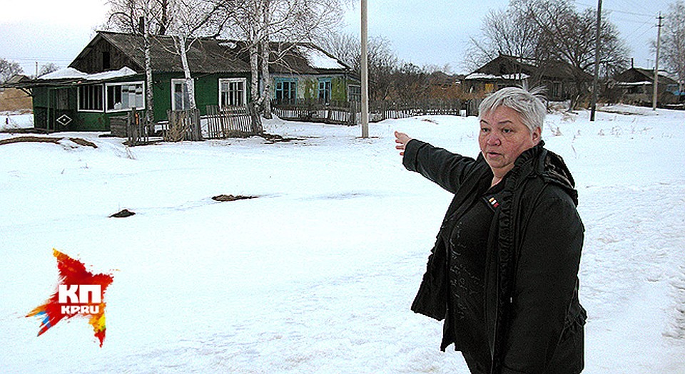 Глава Гродеково Ольга Берегова на улице Центральной. ФОТО: ОСТРОВСКАЯ Наталья