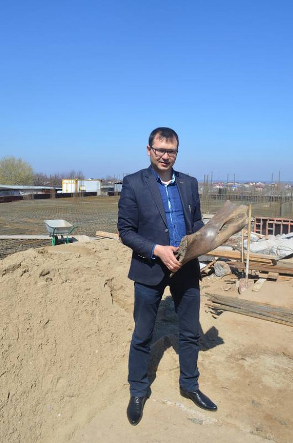 Александр Волков с ценнейшей находкой.