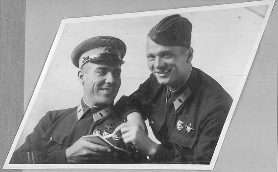 "Давай закурим, товарищ, по одной". Ллетчик-штурман А. Чайкин (справа) с сослуживцем. Фото: Личный архив