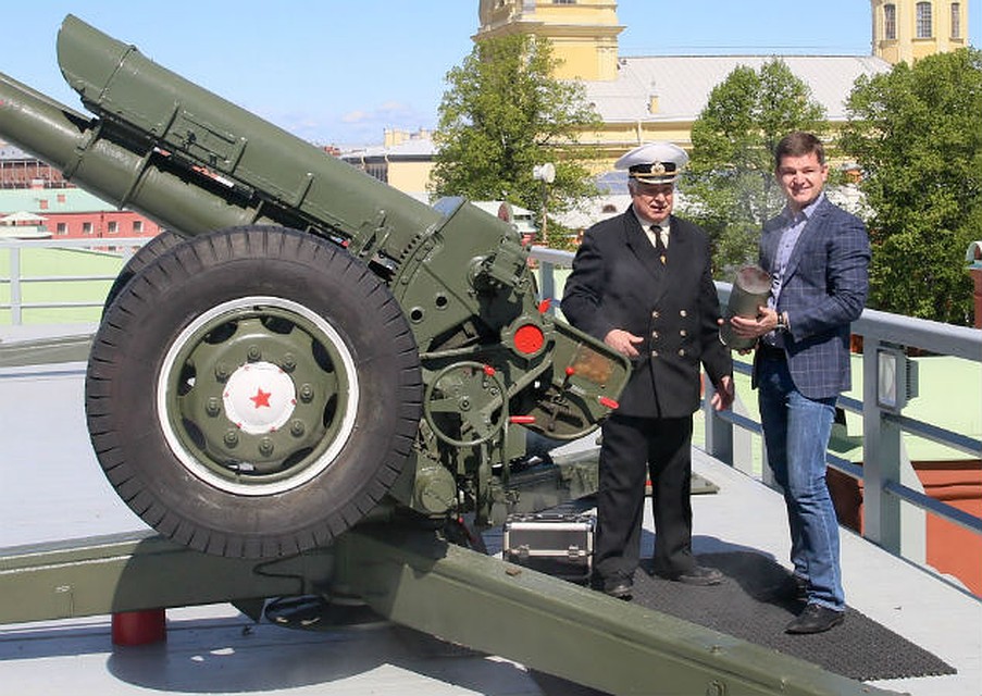 3. Генеральный директор петербургской «Комсомолки» Роман Карманов, канонир крепости Юрий Ивлиев и еще дымящаяся пушечная гильза. Фото: Тимур ХАНОВ