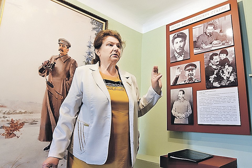 Директор музея Лидия Козлова на редких экскурсиях старается не делать политических акцентов. Фото: Александр КОЦ, Дмитрий СТЕШИН