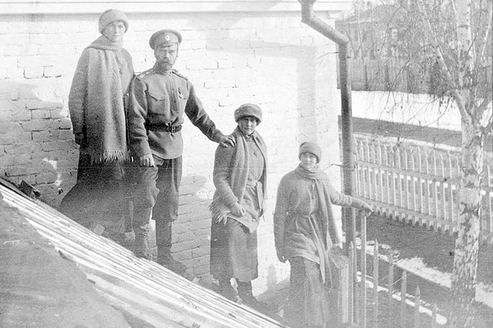 Царская семья незадолго до расстрела