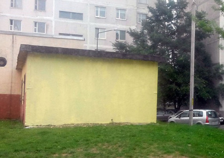 После четырех нападений вандалов на Леонова-Доцента стена превратилась в чистый холст. Фото: Сергей СЕРЕБРО.