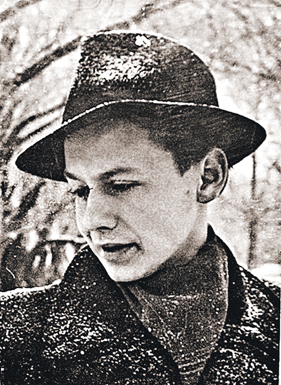 1943 год. Олег пошел в школу в городке на берегу озера Эльтон, где его мама работала в госпитале. Главными радостями будущего артиста были подгорелая пшенка, охота на дроф и, конечно, кино! Фото: Евгения ГУСЕВА