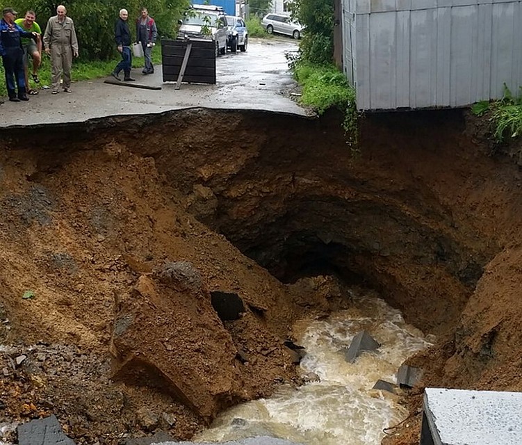 На Шошина зияет гигантский провал в асфальте Фото: Александр ЛАВРЕНЮК