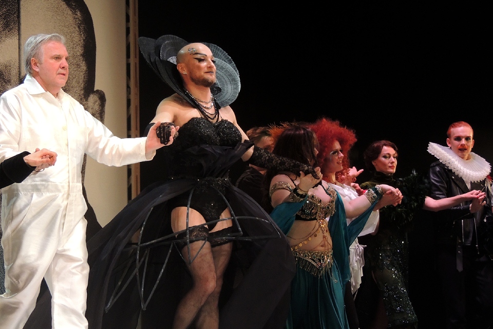 Премьера спектакля «Мольер, avec amour»: актрисы Театра Табакова исполнили танец живота на свадьбе султана