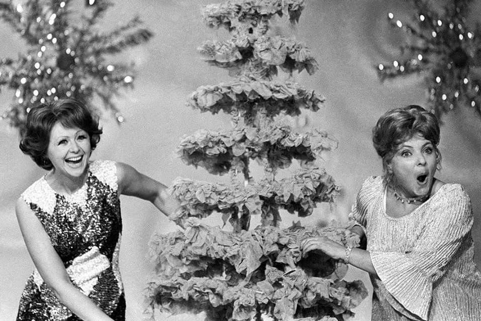 16 новогодних фото советских звезд: молодой Петросян, Ирина Муравьева в образе Снегурочки и модная Эдита Пьеха