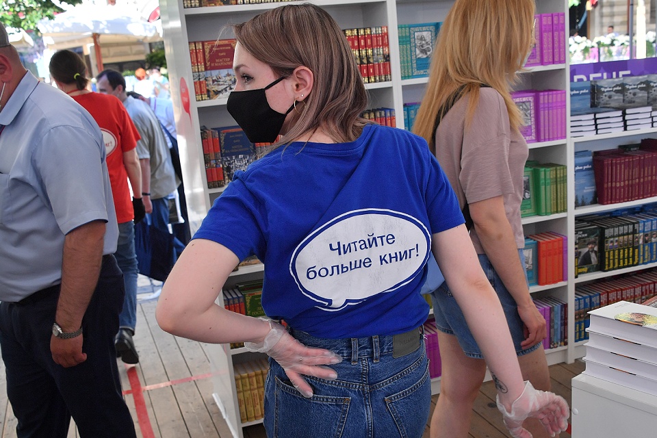 На открытии книжного фестиваля Красная площадь 3 июня 2022 выступила Светлана Крючкова