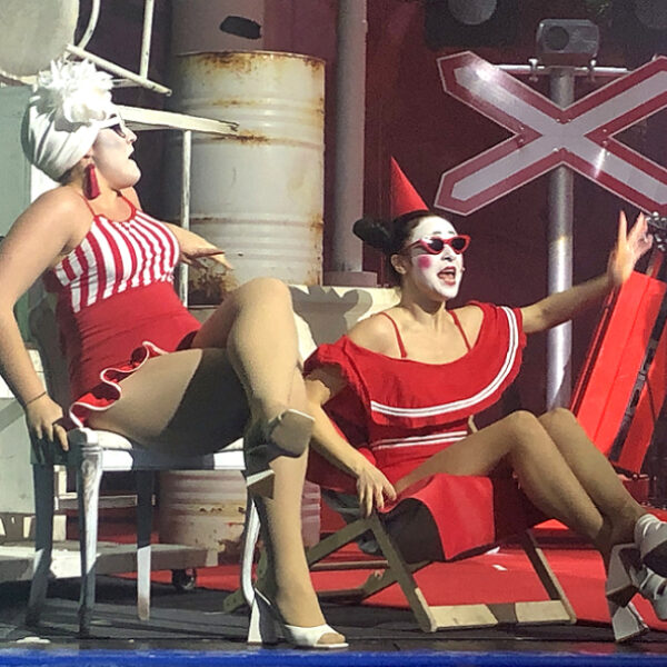 Спектакль «Черная кошка, белый кот» в Театре на Таганке