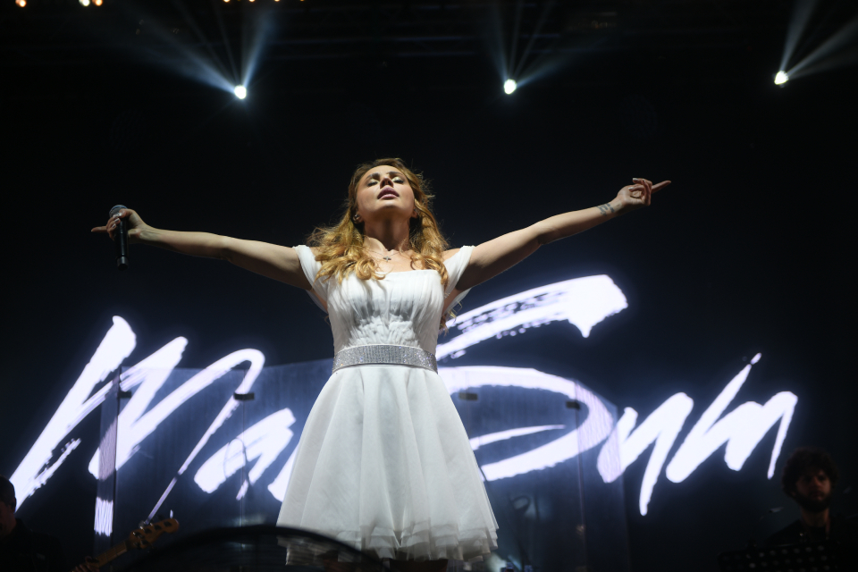 Слушатели набросились на МакSим за песню «Наше лето 2.0» с Бастой