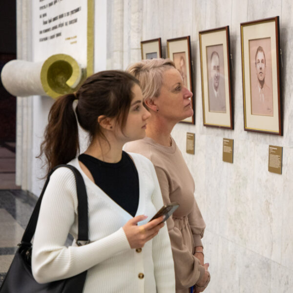 Выставка Никаса Сафронова «Без права на славу, во славу державы» в Музее Победы