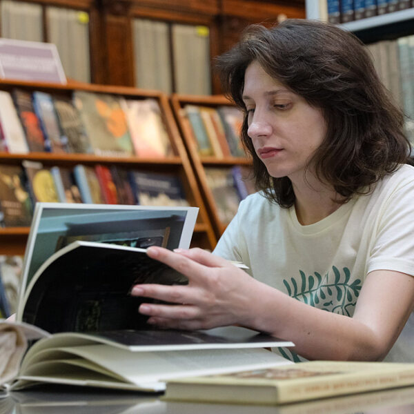 14 лучших идей, куда сходить в Библионочь 2025: театральные квесты, встреча с Егором Кончаловским и вечерние прогулки