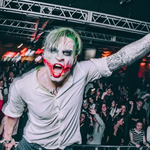 Рейв мертвецов в честь Хэллоуина