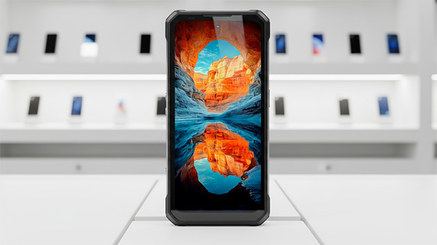 Oukitel WP100 Titan. Фото: Ян Ляпин / Нейросеть