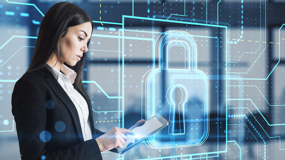 Установка антивируса на телефон. Фото: Who is Danny / Shutterstock / Fotodom