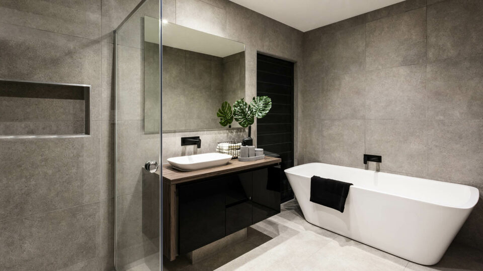 Вариант организации освещения и расстановки сантехники в ванной комнате. Фото: JR-stock / Shutterstock / Fotodom