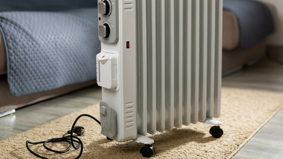 Масляный обогреватель. Фото: BearFotos / Shutterstock / Fotodom