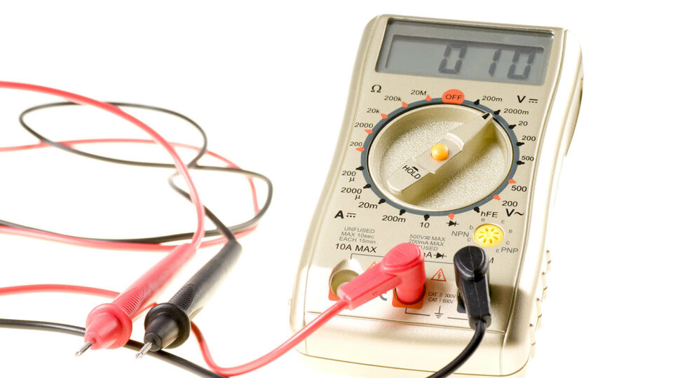 Для определения неисправности в системе электрического теплого пола понадобится мультиметр. Фото: pixelman / Shutterstock / Fotodom