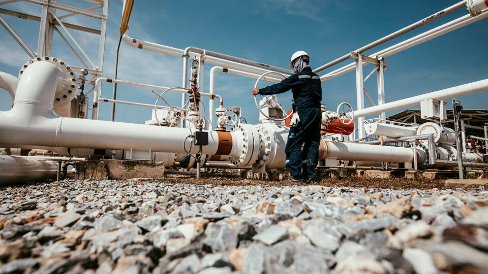 Шаровые краны устанавливаются практически на все типы трубопроводов в промышленности. Фото: noomcpk / Shutterstock / Fotodom