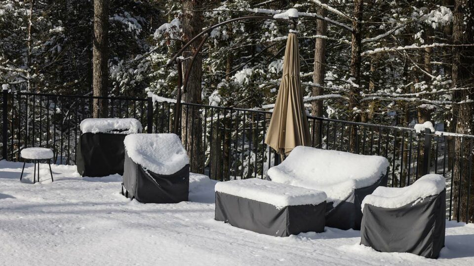 Чехлы необходимы для сезонного хранения садовой мебели. Фото: yuriyt / Shutterstock / Fotodom