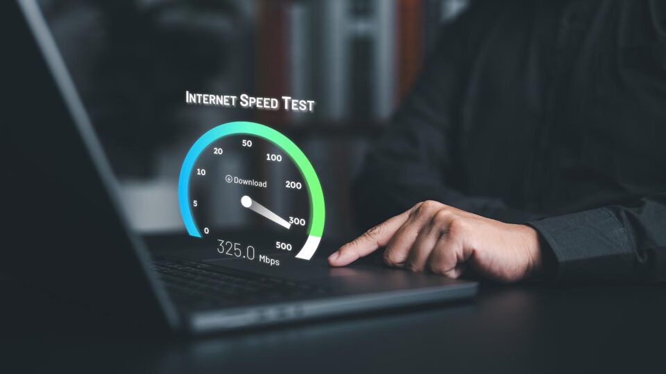 Замеры скорости через speedtest-сервисы. Фото: RerF_Studio / Shutterstock / Fotodom