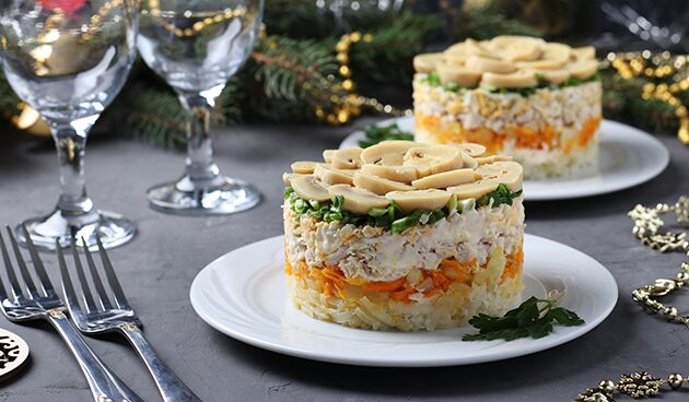 Салат слоеный с курицей и грибами