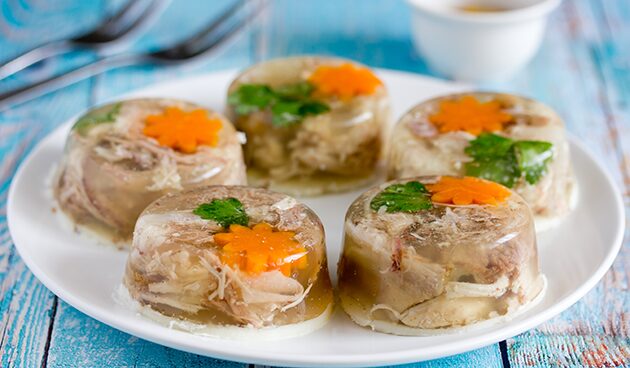 Заливное из курицы с морковью