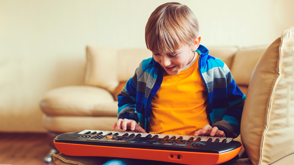 13 лучших детских синтезаторов в 2025 году