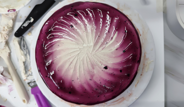 Муссовый черносмородиновый торт без выпечки