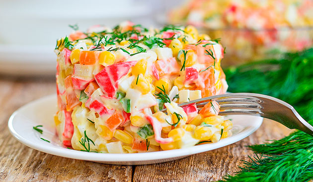 Крабовый салат с молочной кукурузой и сладким соусом чили