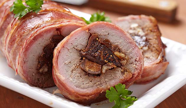 Мясной рулет с сухофруктами и орехами