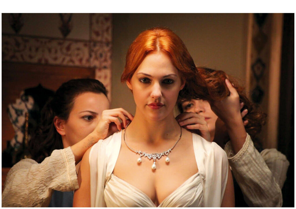 Мерьем Узерли интригует публику и признается в чувствах к коллеге по съемкам