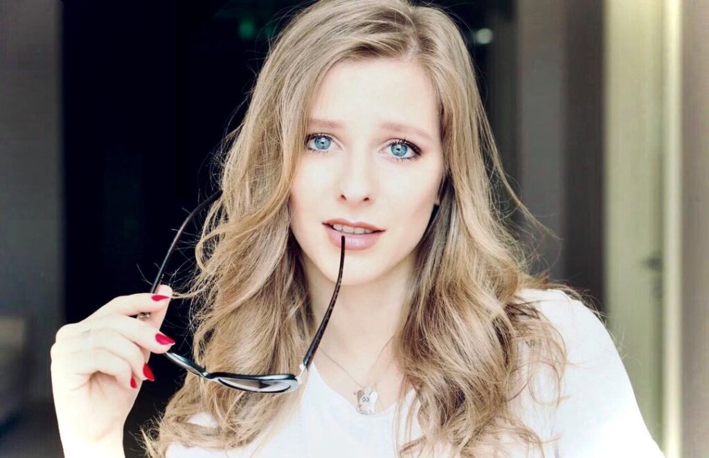 Лизу Арзамасову поздравляют со свадьбой