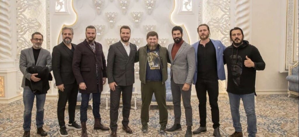 Бурак Озчивит и съемочная команда «Основание. Осман» поделились своими впечатлениями после поездки в Чечню