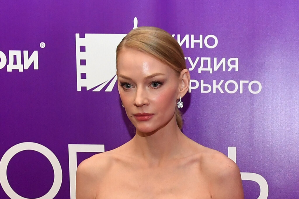 Светлана Ходченкова на умопомрачительных каблуках и в секси-костюме свела россиян с ума