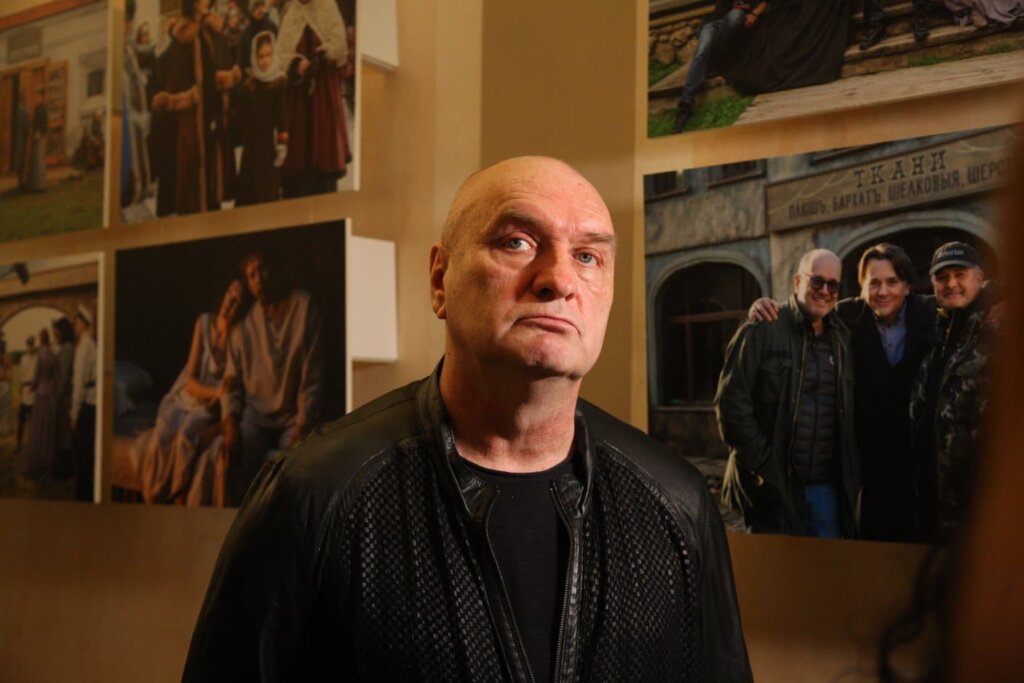 Максим Галкин, Виктория Исакова, супруги Юдашкины, Алла Сигалова и другие звезды посетили премьеру фильма «Угрюм-река»